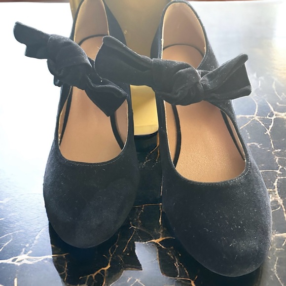 WORN ONCE - Women’s Leather Satchel & Velveteen Mary Jane Heels - Big Bows - Picture 4 of 10